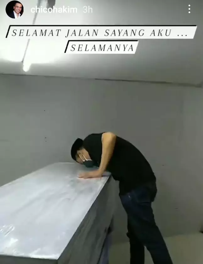 Chico Hakim menyalati jenazah Citra Soeroso © Instagram Chico Hakim menyalati jenazah Citra Soeroso © Instagram