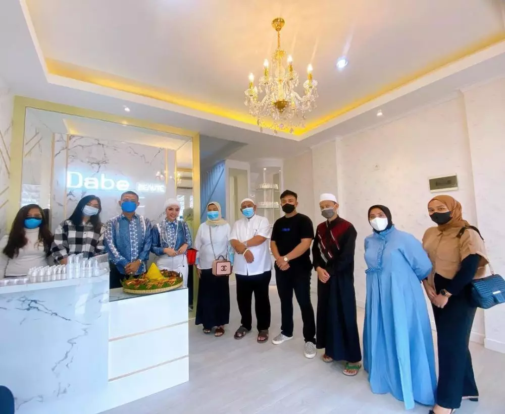 Bella Shofie resmikan kantor baru © Instagram