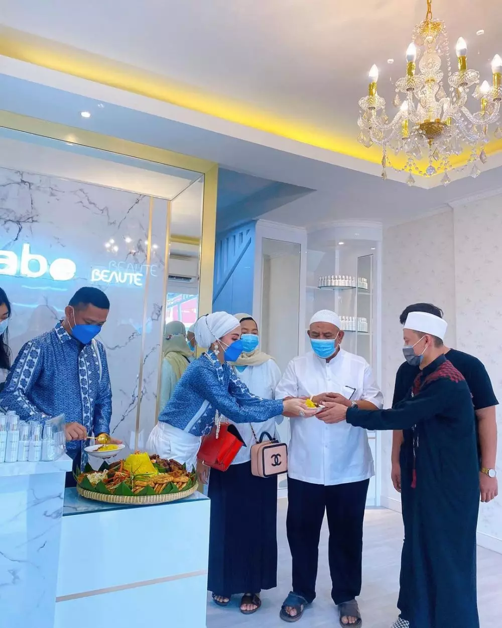 Bella Shofie resmikan kantor baru © Instagram