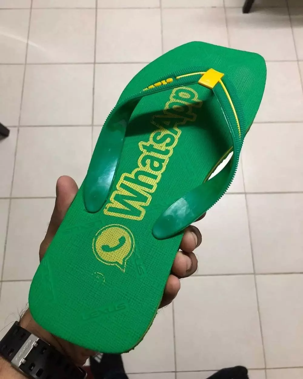 merek sendal bikin nyengir © 2021 berbagai sumber merek sendal bikin nyengir © 2021 berbagai sumber