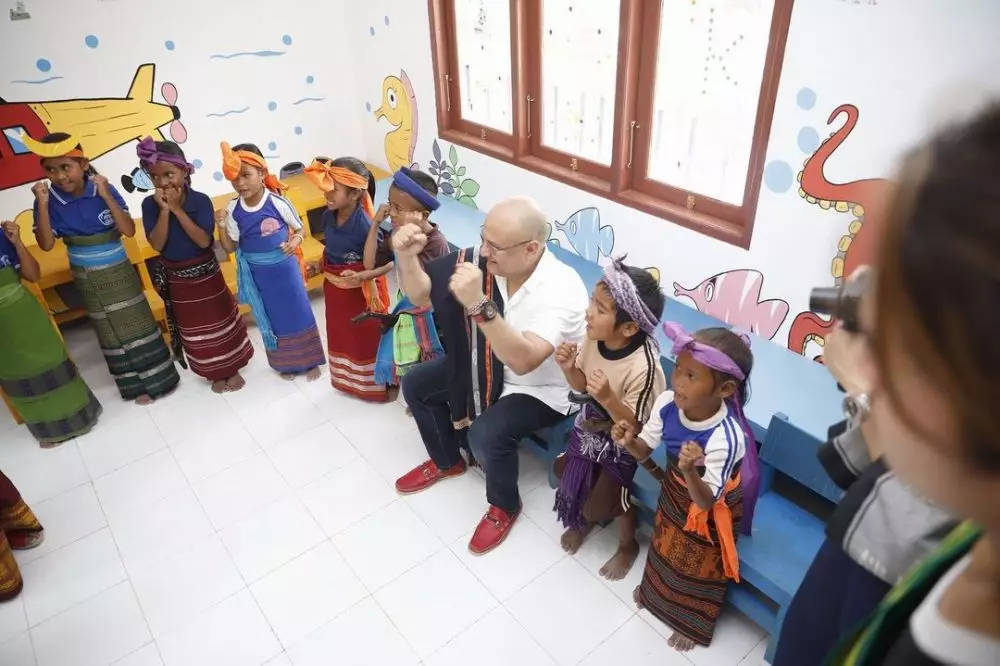 potret sekolah yang dibangun irwan mussry © berbagai sumber potret sekolah yang dibangun irwan mussry © berbagai sumber