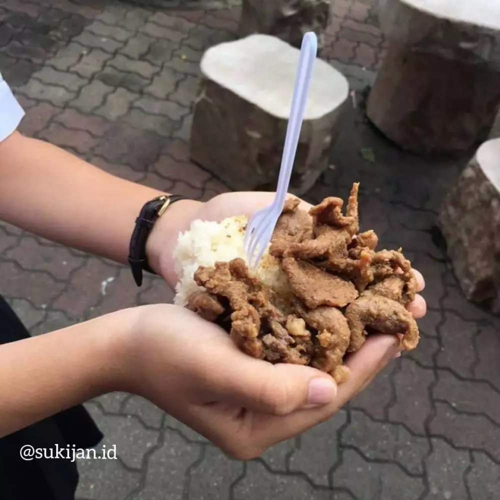 nyusahin diri makan minum © 2021 Instagram
