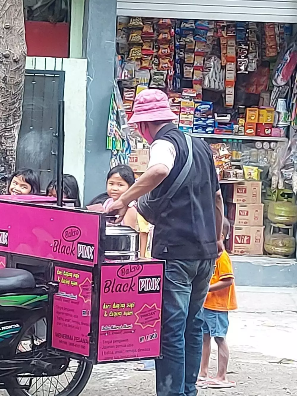 spanduk warung terinspirasi kpop © 2021 twitter.com spanduk warung terinspirasi kpop © 2021 twitter.com