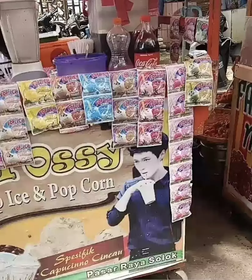 spanduk warung terinspirasi kpop © 2021 twitter.com spanduk warung terinspirasi kpop © 2021 twitter.com