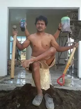 tukang bangunan pakai alat kerja © 2021 twitter.com