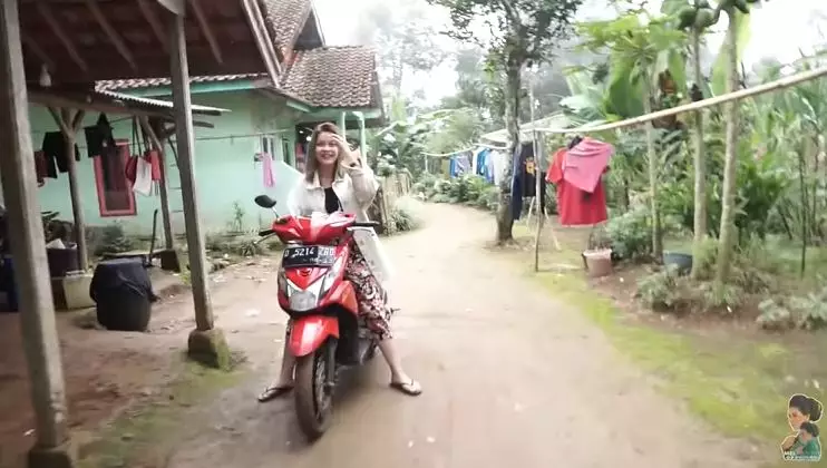 Meli pulang ke kampung halaman © YouTube Meli pulang ke kampung halaman © YouTube