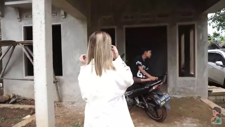 Meli pulang ke kampung halaman © YouTube Meli pulang ke kampung halaman © YouTube