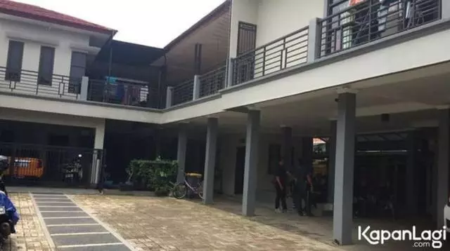Potret rumah pedangdut wanita di kampung halaman dari berbagai sumber Potret rumah pedangdut wanita di kampung halaman dari berbagai sumber