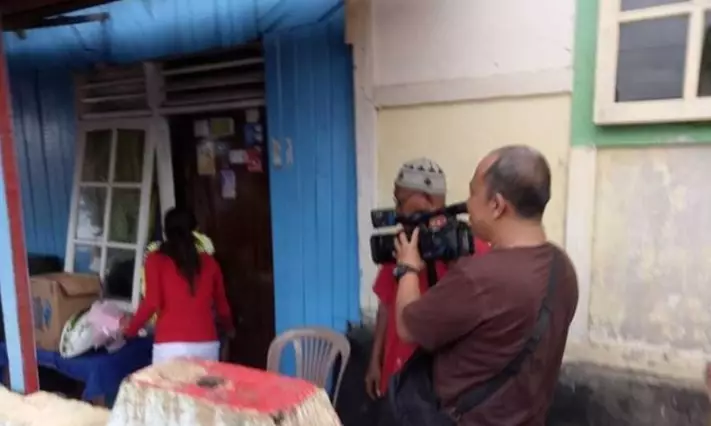 Potret rumah pedangdut wanita di kampung halaman dari berbagai sumber Potret rumah pedangdut wanita di kampung halaman dari berbagai sumber