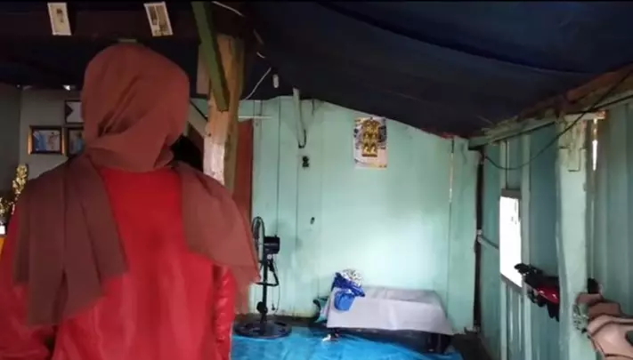 Potret rumah pedangdut wanita di kampung halaman dari berbagai sumber Potret rumah pedangdut wanita di kampung halaman dari berbagai sumber