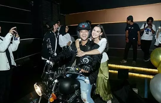 Seleb ini dapat kado motor gede dari pasangan Berbagai sumber Seleb ini dapat kado motor gede dari pasangan Berbagai sumber