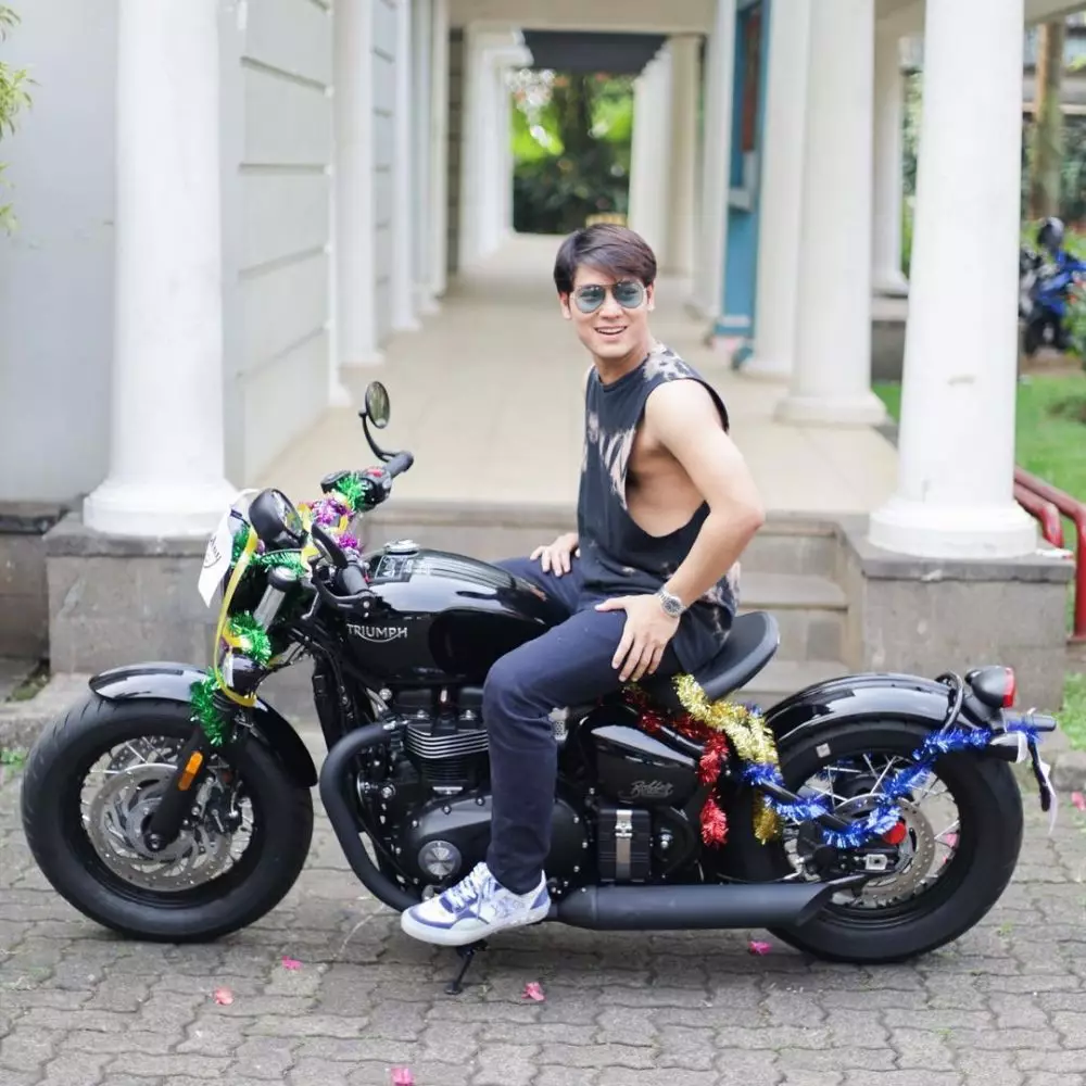 Seleb ini dapat kado motor gede dari pasangan Berbagai sumber Seleb ini dapat kado motor gede dari pasangan Berbagai sumber