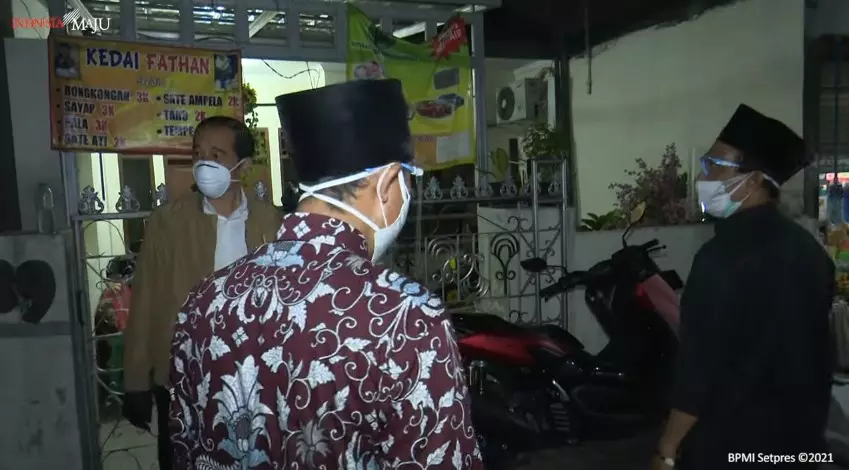 Momen Jokowi malam malam blusukan bagikan sembako dan paket obat YouTube/Sekretariat Presiden