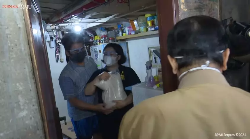 Momen Jokowi malam malam blusukan bagikan sembako dan paket obat YouTube/Sekretariat Presiden