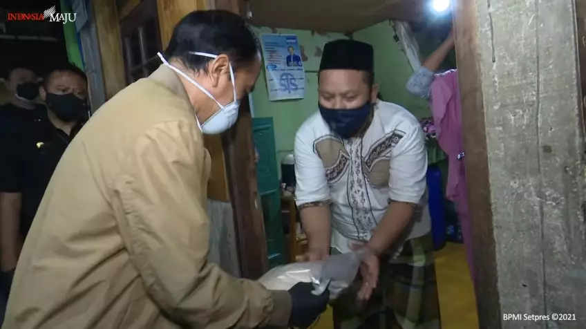 Momen Jokowi malam malam blusukan bagikan sembako dan paket obat YouTube/Sekretariat Presiden
