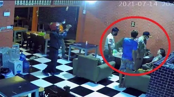 Pengakuan anggota Satpol PP yang pukul ibu hamil pemilik kafe di Gowa Facebook/Ivan Van Houten Pengakuan anggota Satpol PP yang pukul ibu hamil pemilik kafe di Gowa Facebook/Ivan Van Houten