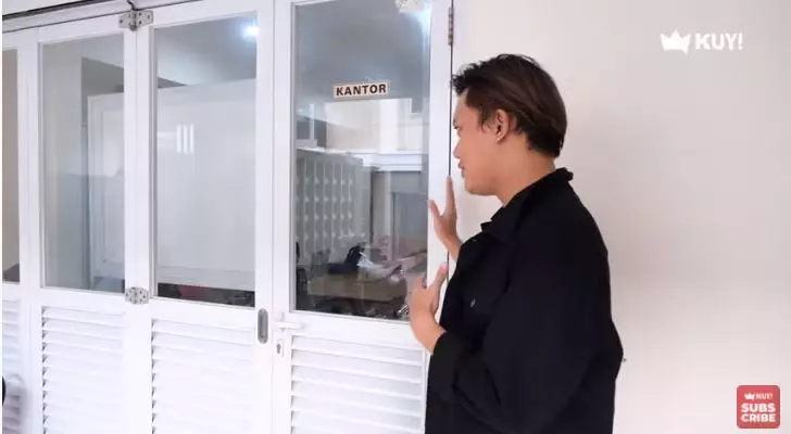 penampakan kantor rizky febian © YouTube