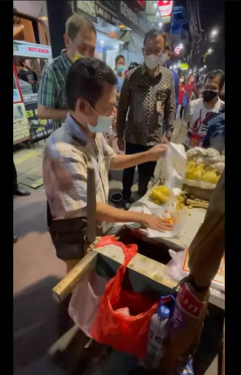 Momen bos jalan tol suruh tiap pedagang tutup dan beri uang © Instagram/@jusufhamka