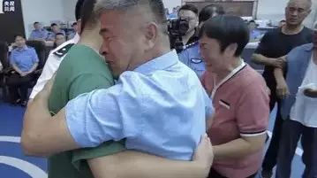 Momen pertemuan orang tua dan anaknya yang diculik © World of Buzz