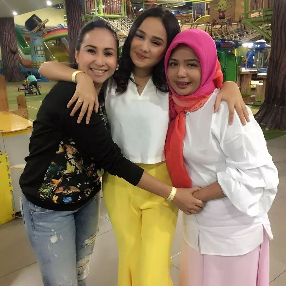 Potret kedekatan Syifa Hadju dan Deswita Maharani Instagram/@deswitamaharani80 Potret kedekatan Syifa Hadju dan Deswita Maharani Instagram/@deswitamaharani80