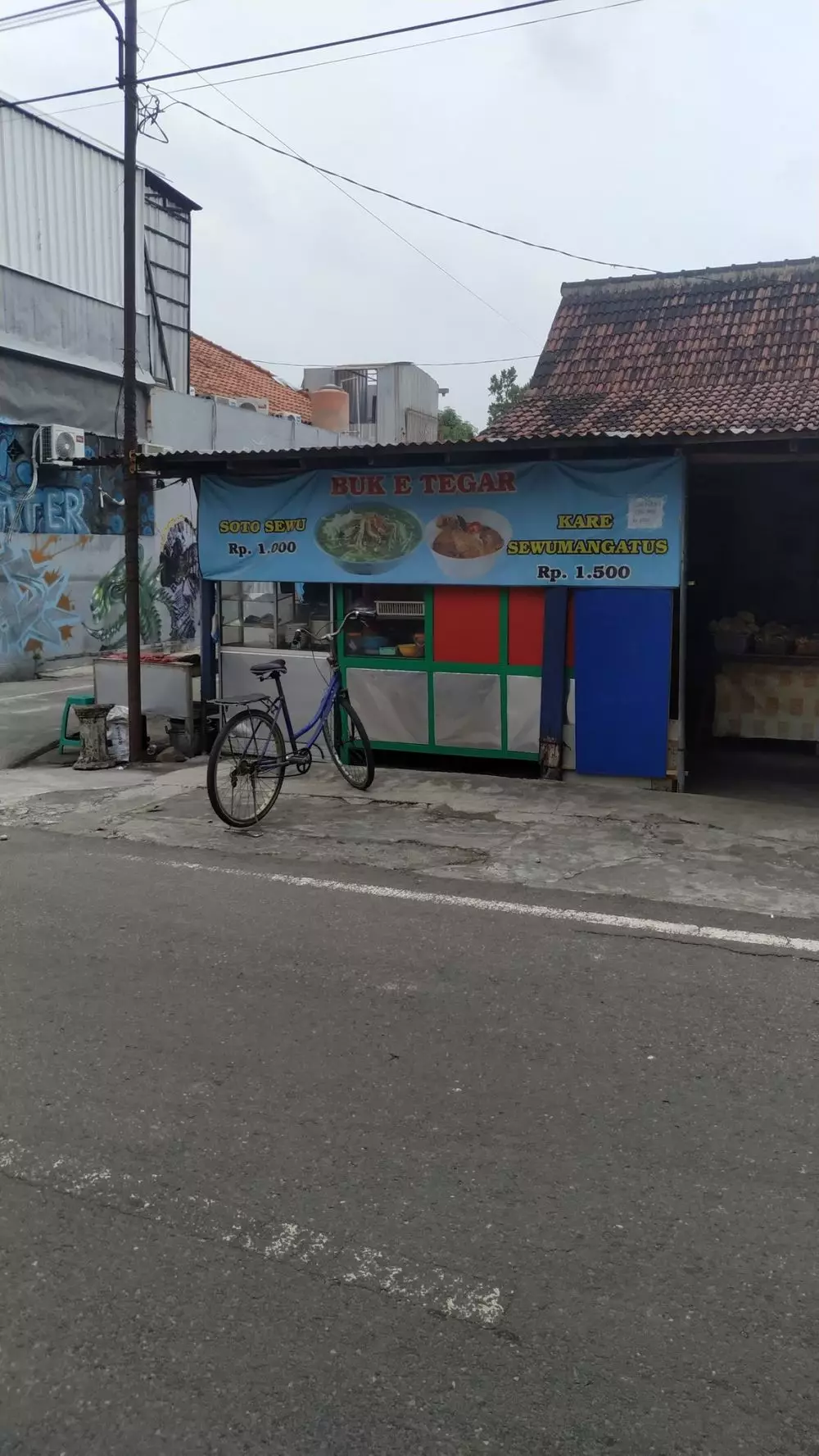 pelesetan penyanyi di spanduk usaha © 2021 twitter.com pelesetan penyanyi di spanduk usaha © 2021 twitter.com