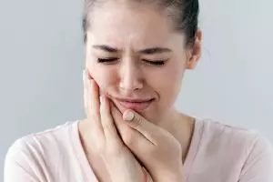 6 Tips mengatasi gusi bengkak, menjaga kesehatan mulut penting lho