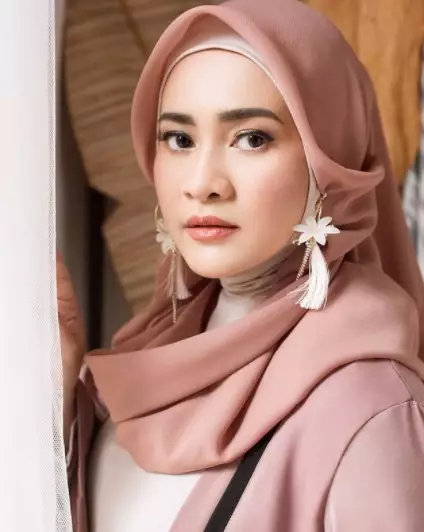 Potret terbaru diva dangdut era 2000-an dari berbagai sumber Potret terbaru diva dangdut era 2000-an dari berbagai sumber