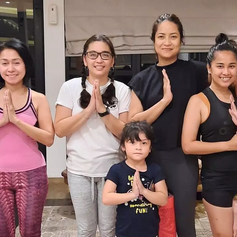 Momen pemain Ikatan Cinta saat yoga Instagram/@cipris__1303 Momen pemain Ikatan Cinta saat yoga Instagram/@cipris__1303