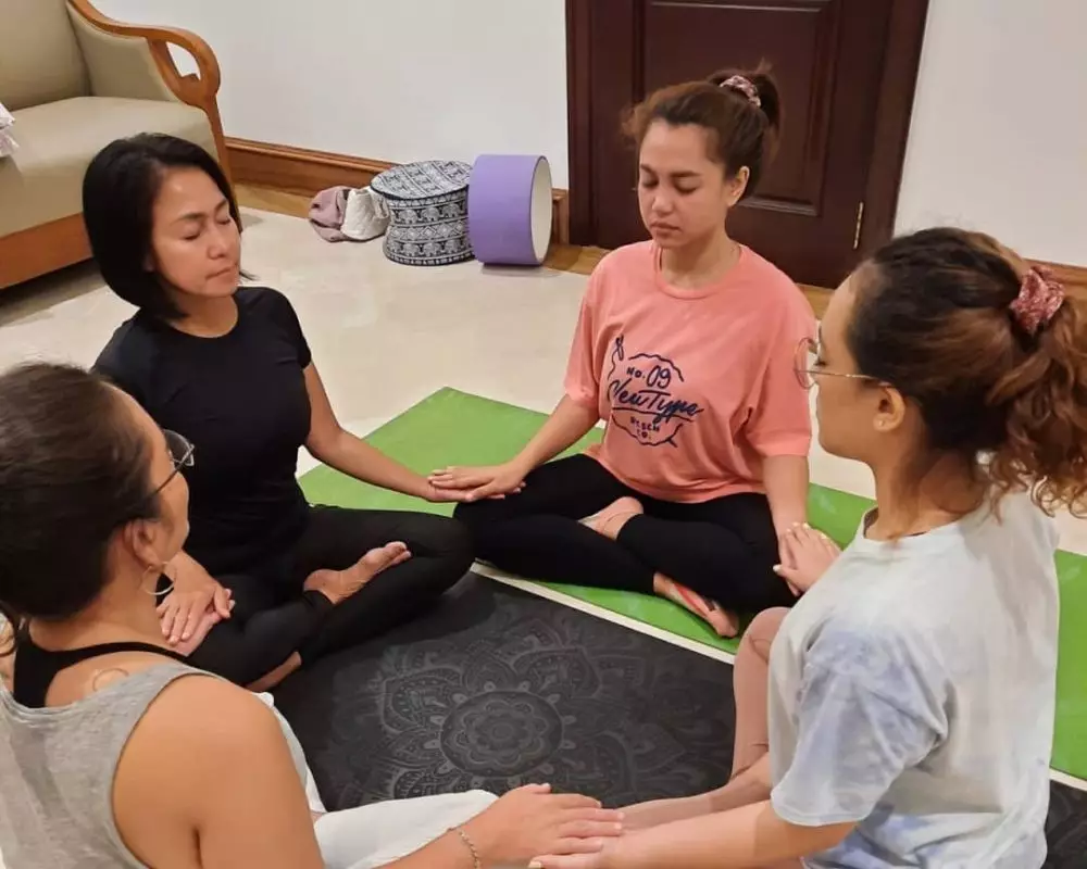 Momen pemain Ikatan Cinta saat yoga Instagram/@cipris__1303 Momen pemain Ikatan Cinta saat yoga Instagram/@cipris__1303