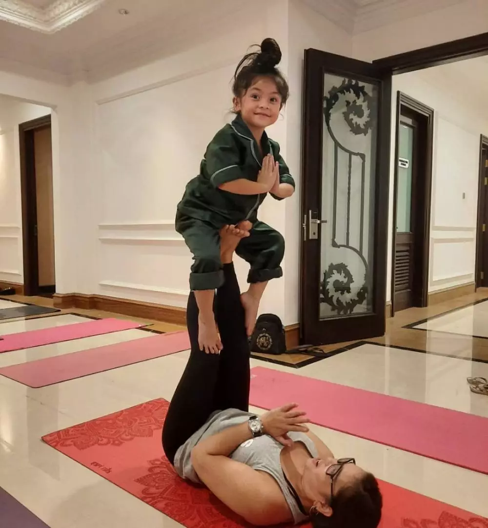 Momen pemain Ikatan Cinta saat yoga Instagram/@cipris__1303 Momen pemain Ikatan Cinta saat yoga Instagram/@cipris__1303