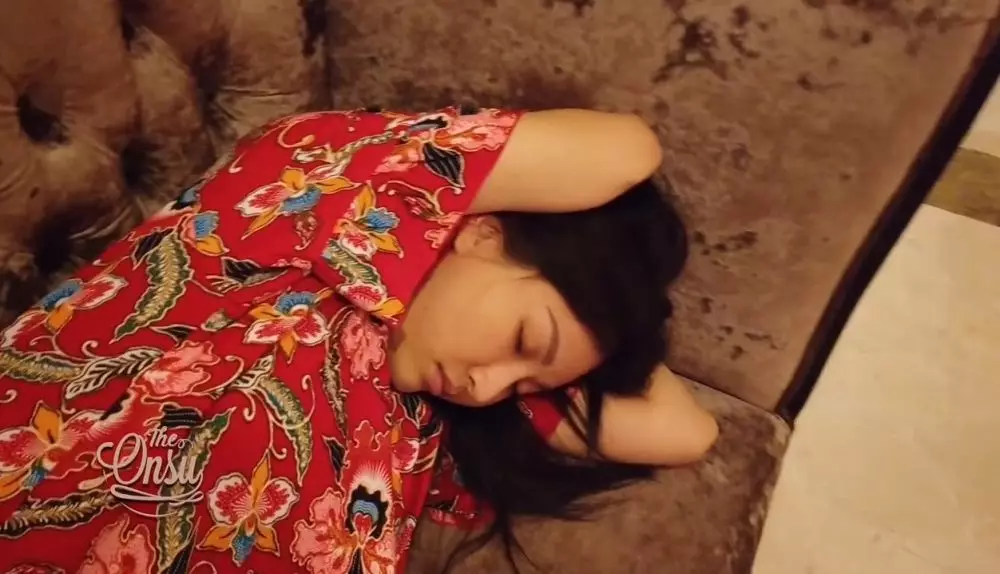 potret Sarwendah ketiduran di sofa © 2021 brilio.net