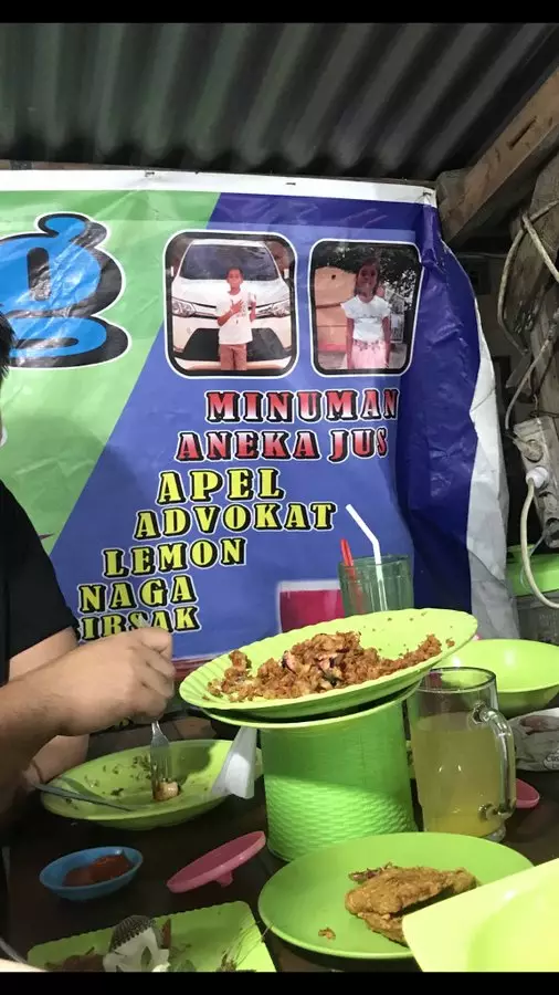 tulisan di spanduk jual minuman © 2021 twitter.com