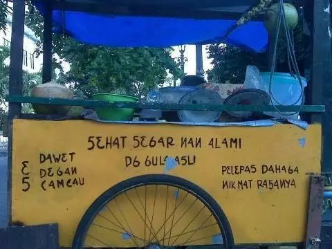 tulisan di spanduk jual minuman © 2021 twitter.com