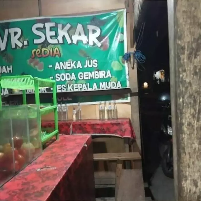 tulisan di spanduk jual minuman © 2021 twitter.com