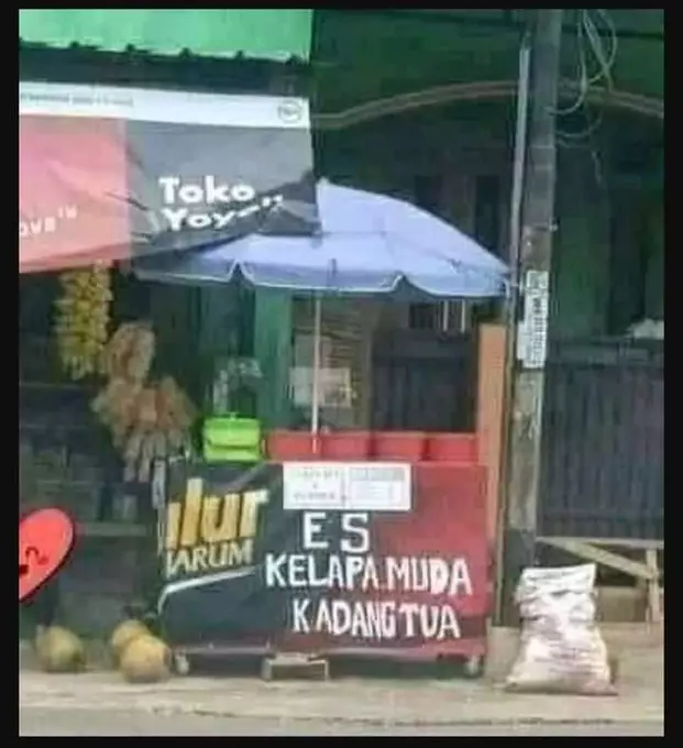 tulisan di spanduk jual minuman © 2021 twitter.com