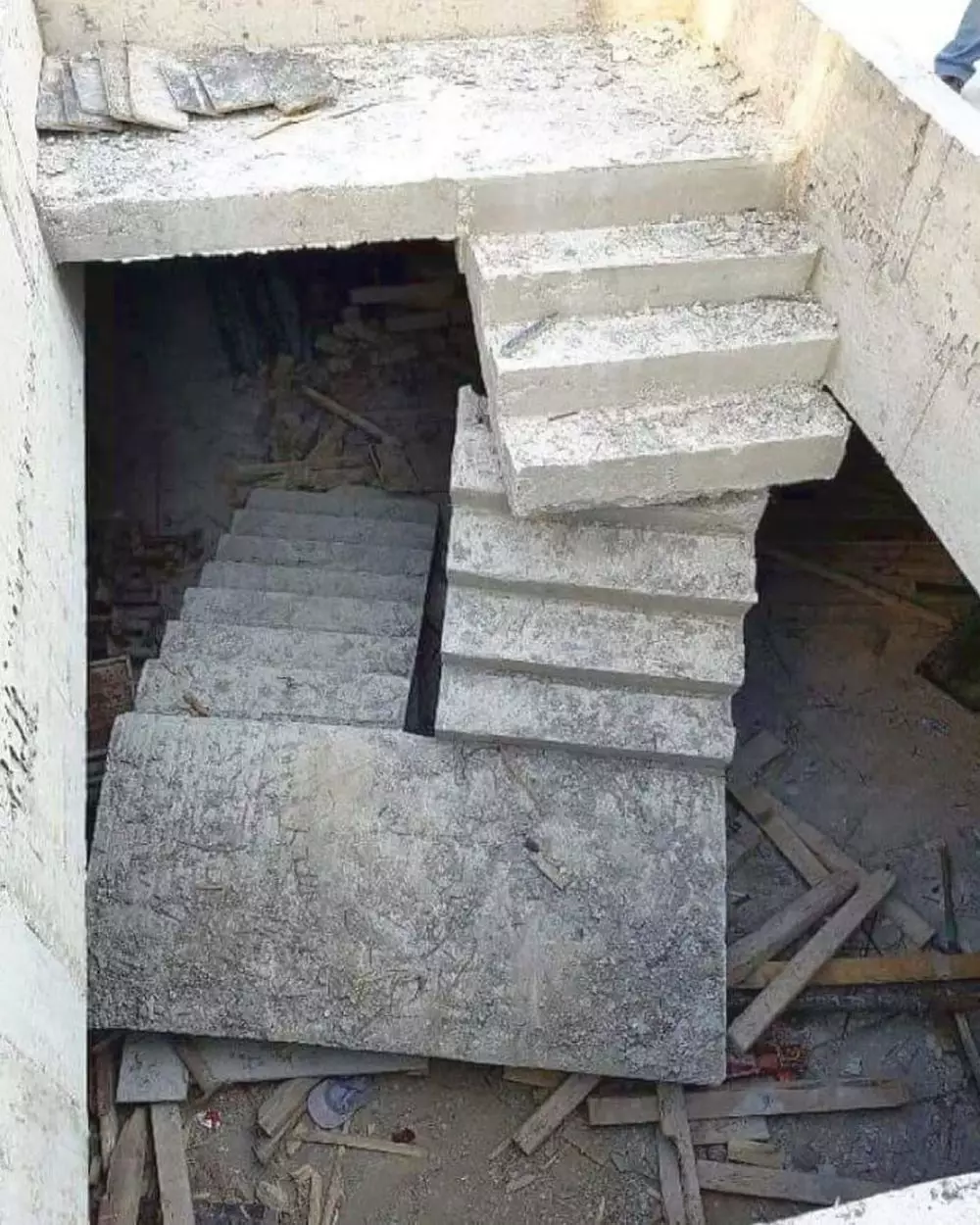 bangunan nggak lurus absurd banget © 2021 instagram.com