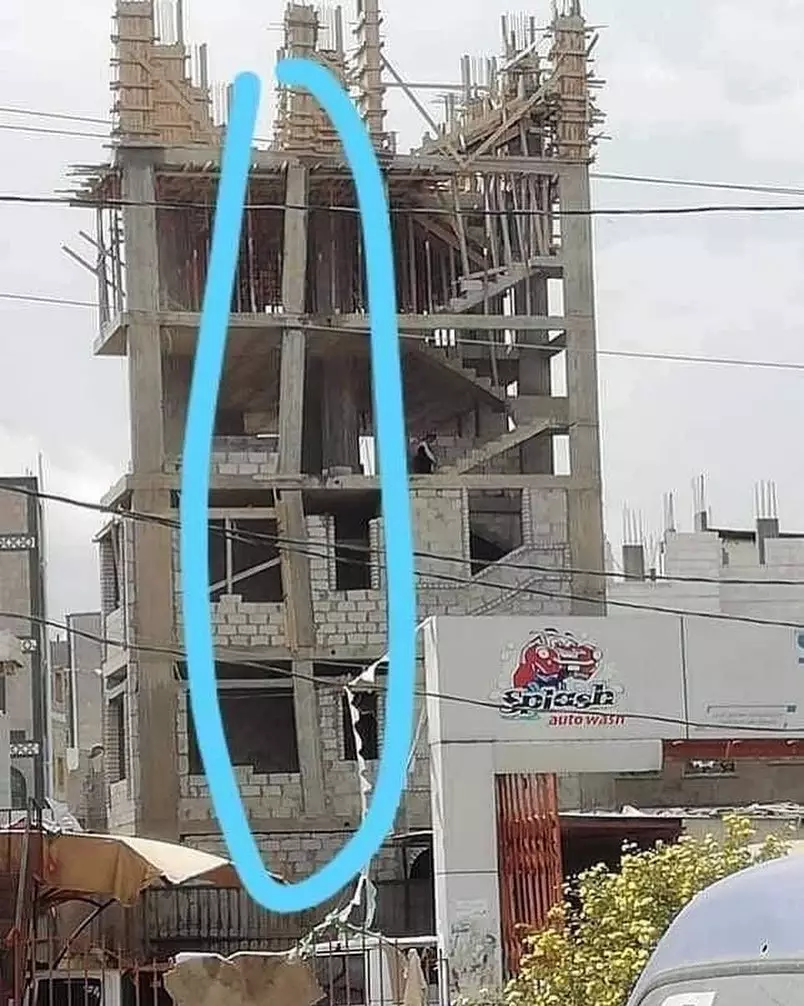 bangunan nggak lurus absurd banget © 2021 instagram.com