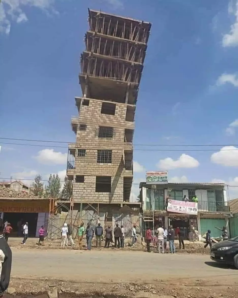 bangunan nggak lurus absurd banget © 2021 instagram.com