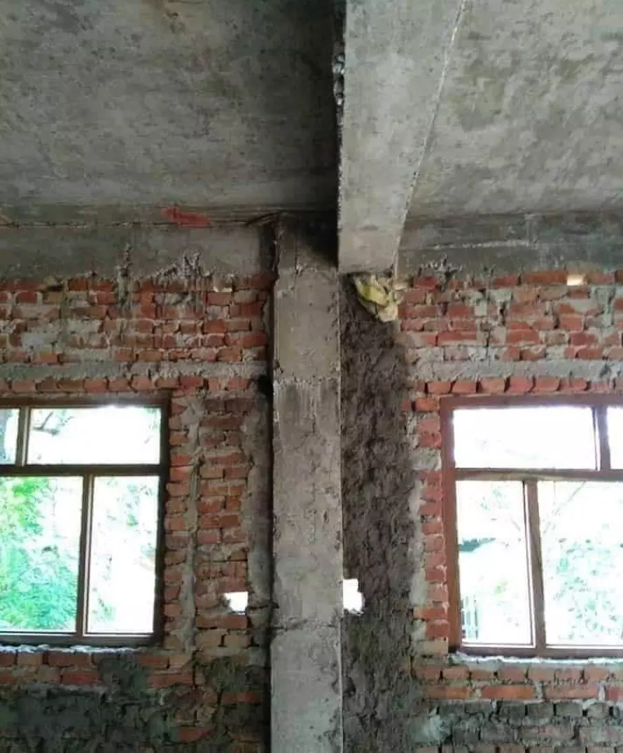 bangunan nggak lurus absurd banget © 2021 instagram.com