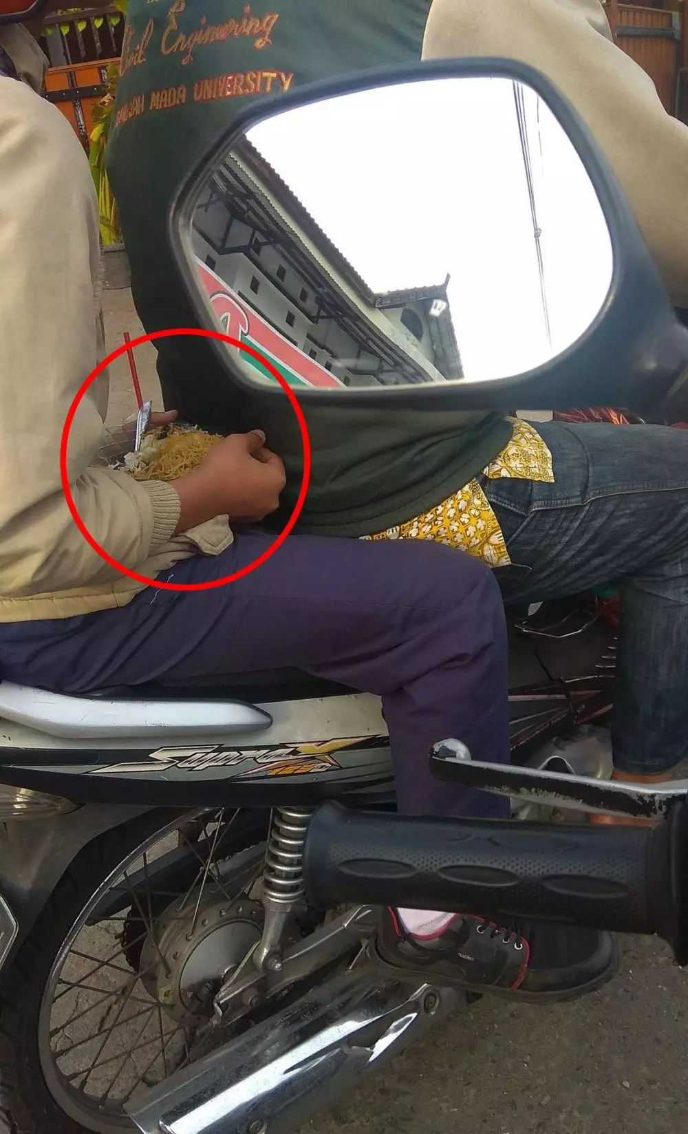 momen pengendara dari belakang © 2021 twitter.com