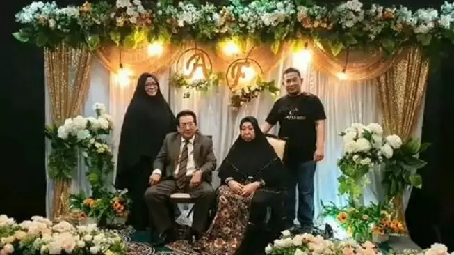 Potret kenangan Anwar Fuady dan istri Instagram © 2021 brilio.net