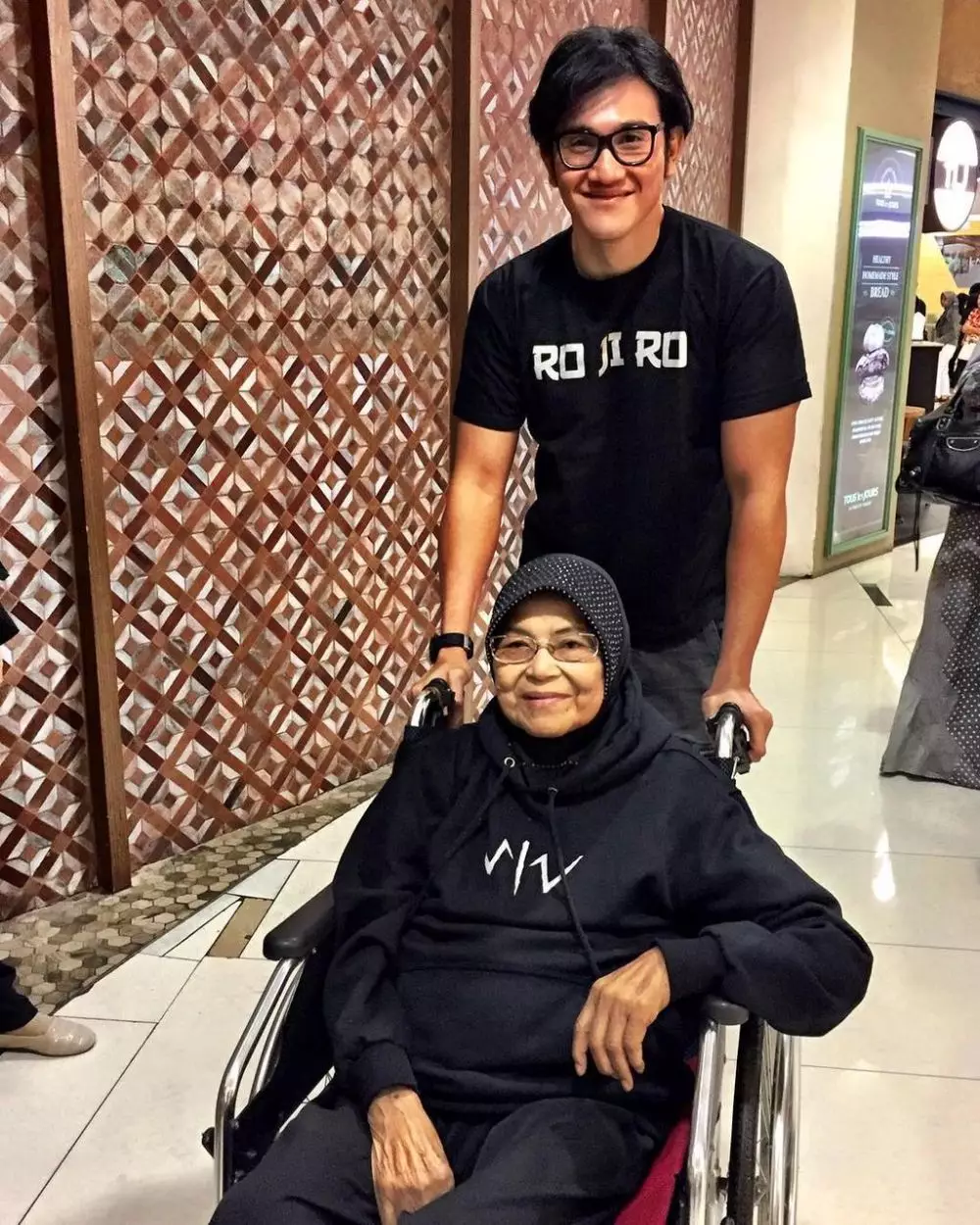 Potret aktor FTV bareng ibunya © 2021 brilio.net