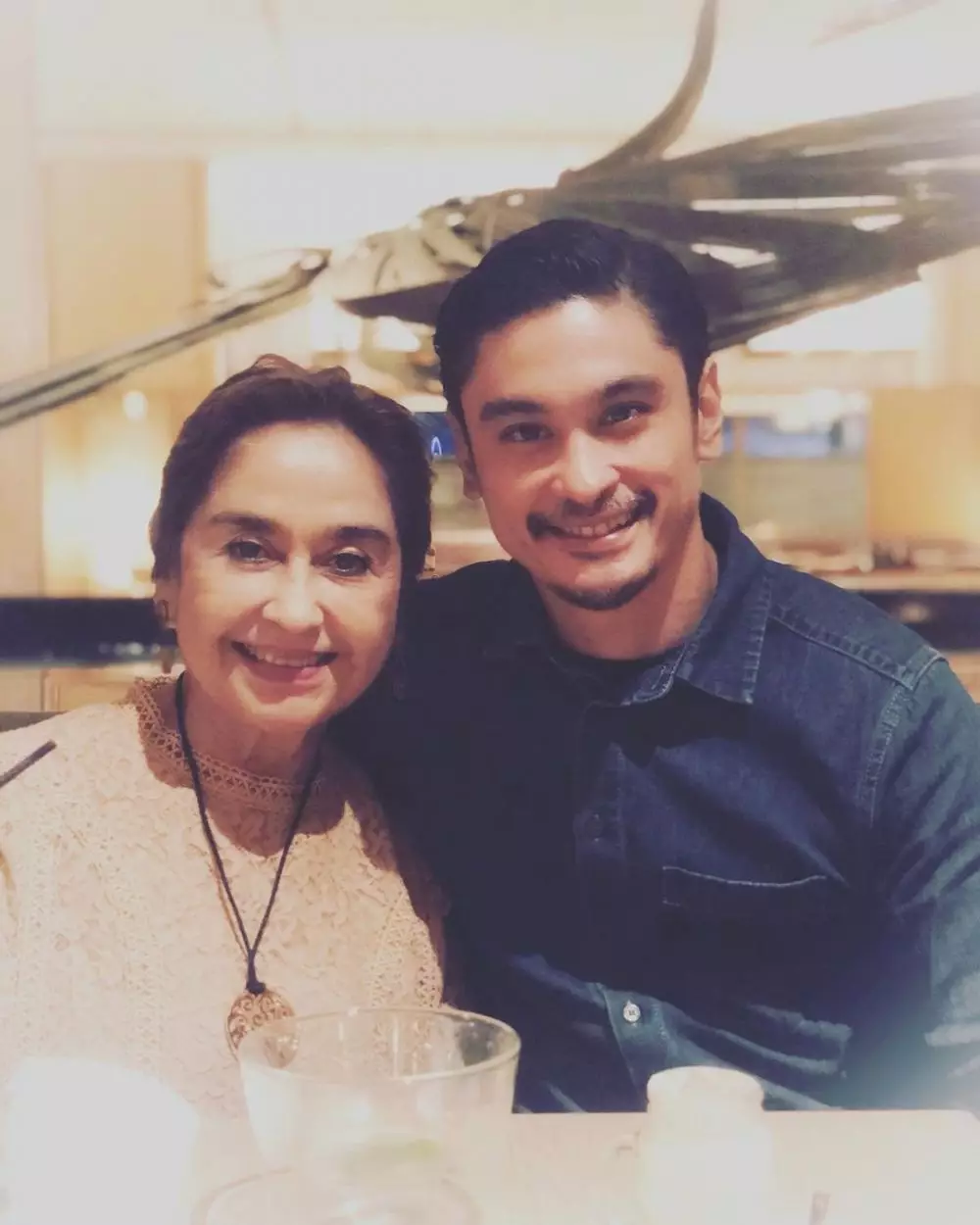 Potret aktor FTV bareng ibunya © 2021 brilio.net