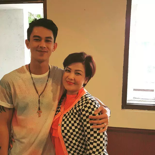 Potret aktor FTV bareng ibunya © 2021 brilio.net