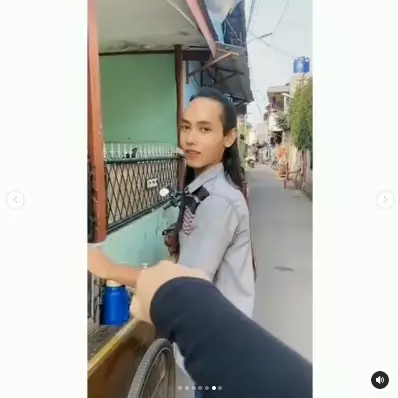 Viral cowok cantik dan rambut bagus penjual jamu © Instagram/@tante_rempong_ Viral cowok cantik dan rambut bagus penjual jamu © Instagram/@tante_rempong_
