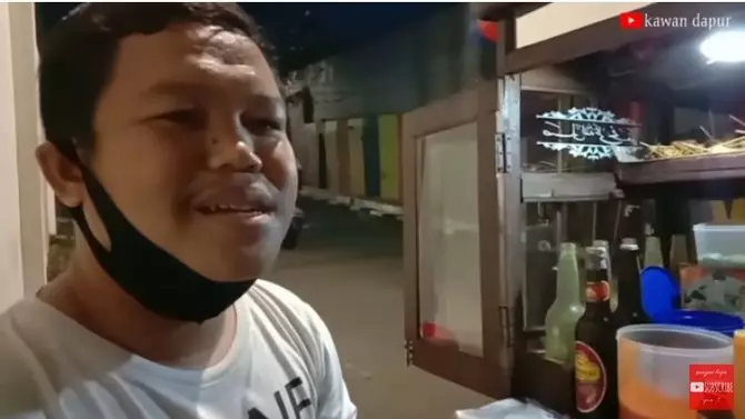 Tukang bubur mirip Mat Solar © YouTube/Kawan Dapur