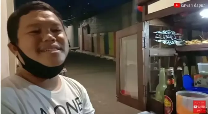 Tukang bubur mirip Mat Solar © YouTube/Kawan Dapur