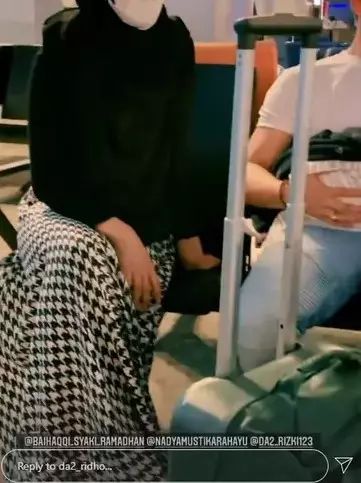 Momen Rizki DA dan Nadya Mustika pulang kampung © Instagram/@da2_ridho Momen Rizki DA dan Nadya Mustika pulang kampung © Instagram/@da2_ridho