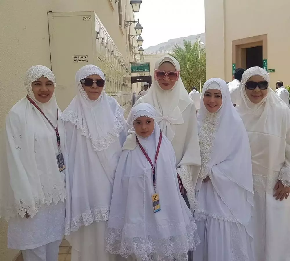 seleb kenang pergi ke tanah suci © instagram seleb kenang pergi ke tanah suci © instagram