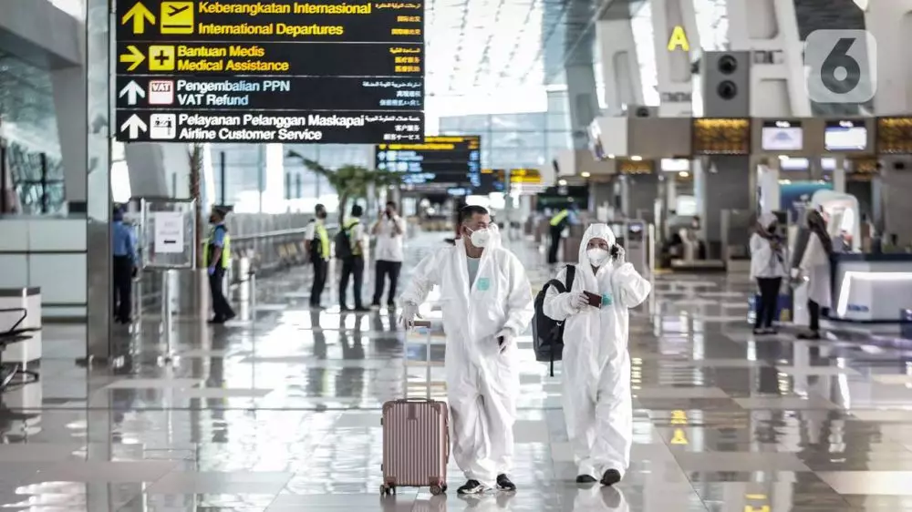 pria naik pesawat pakai pcr istri © 2021 berbagai sumber